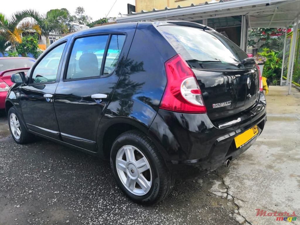 2009' Renault Sandero photo #3