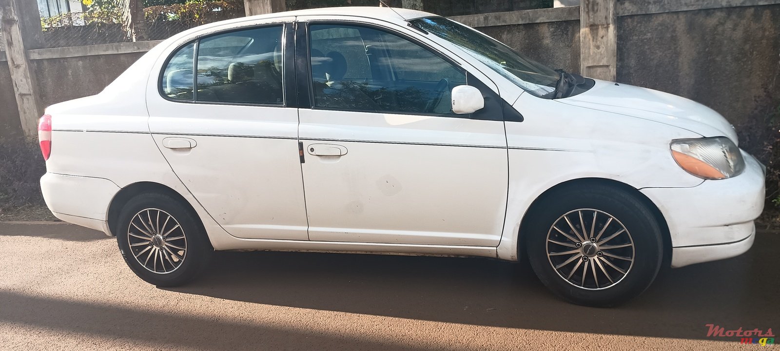 2002' Toyota Platz photo #3