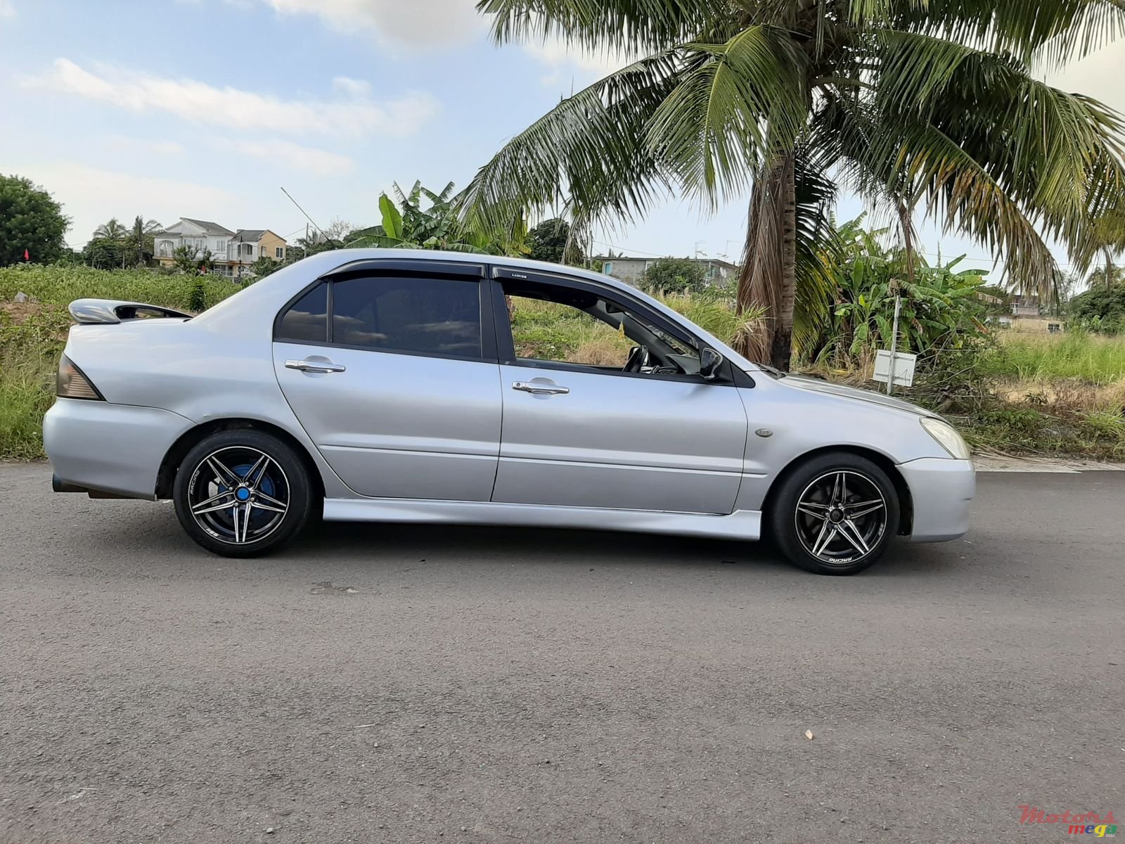 2004' Mitsubishi Lancer photo #5