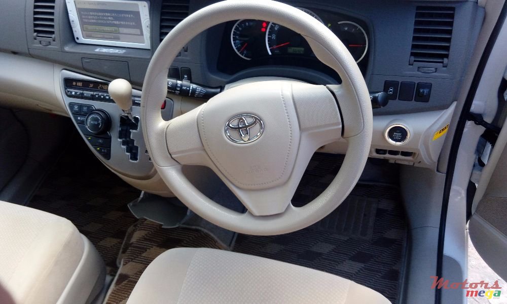 2013' Toyota Isis photo #2