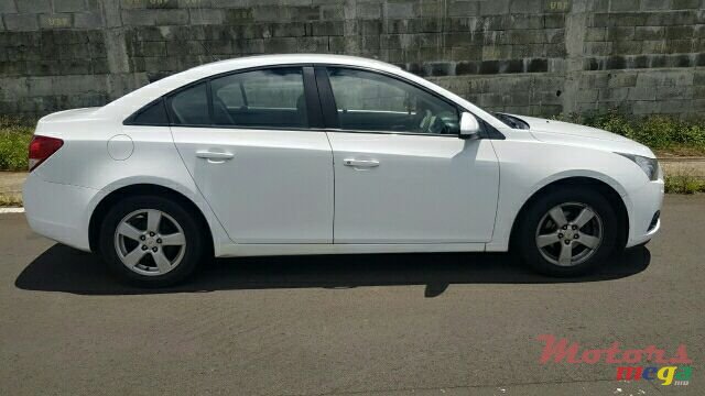 2010' Chevrolet Cruze photo #3