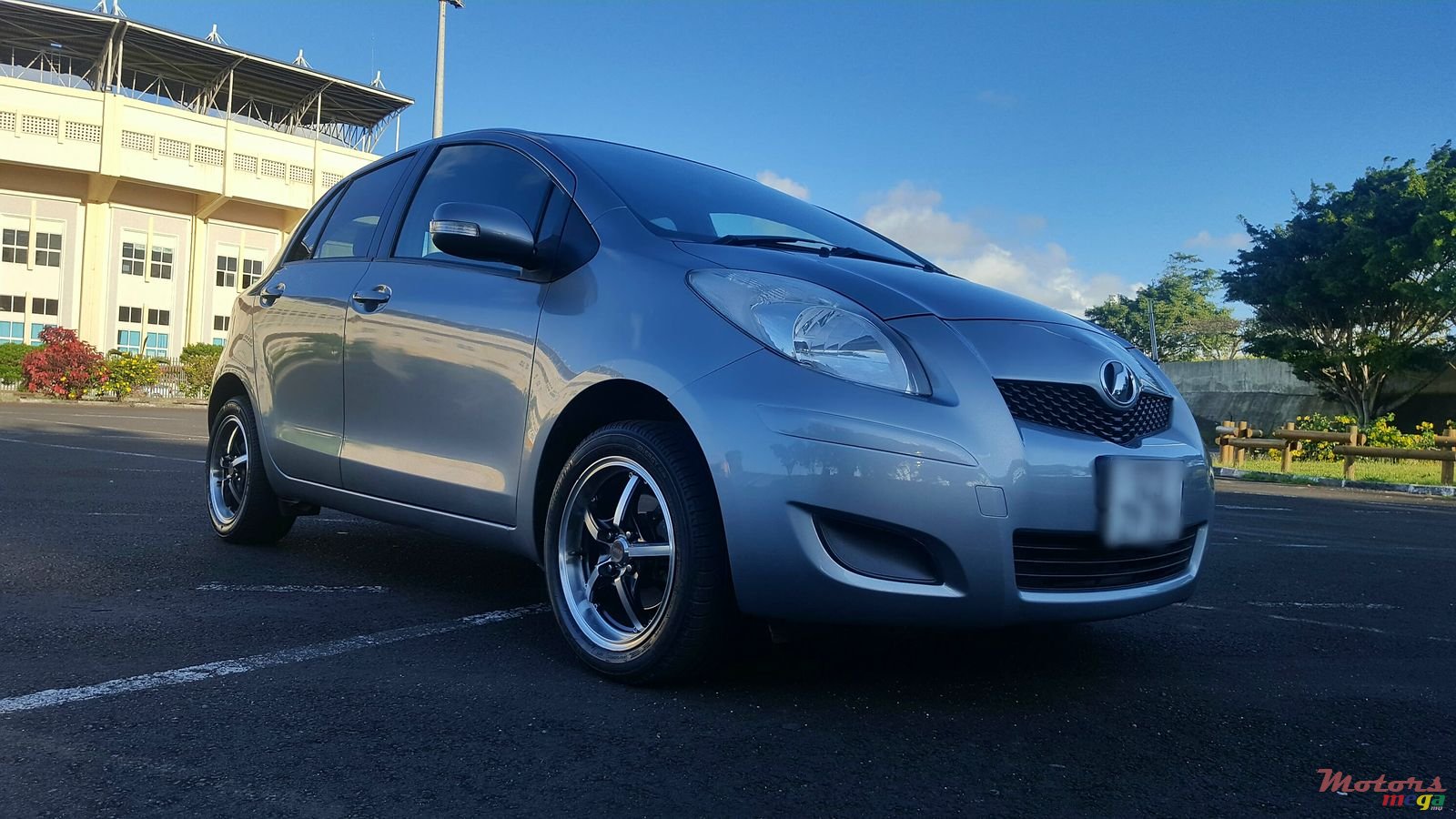 2009' Toyota Vitz photo #1