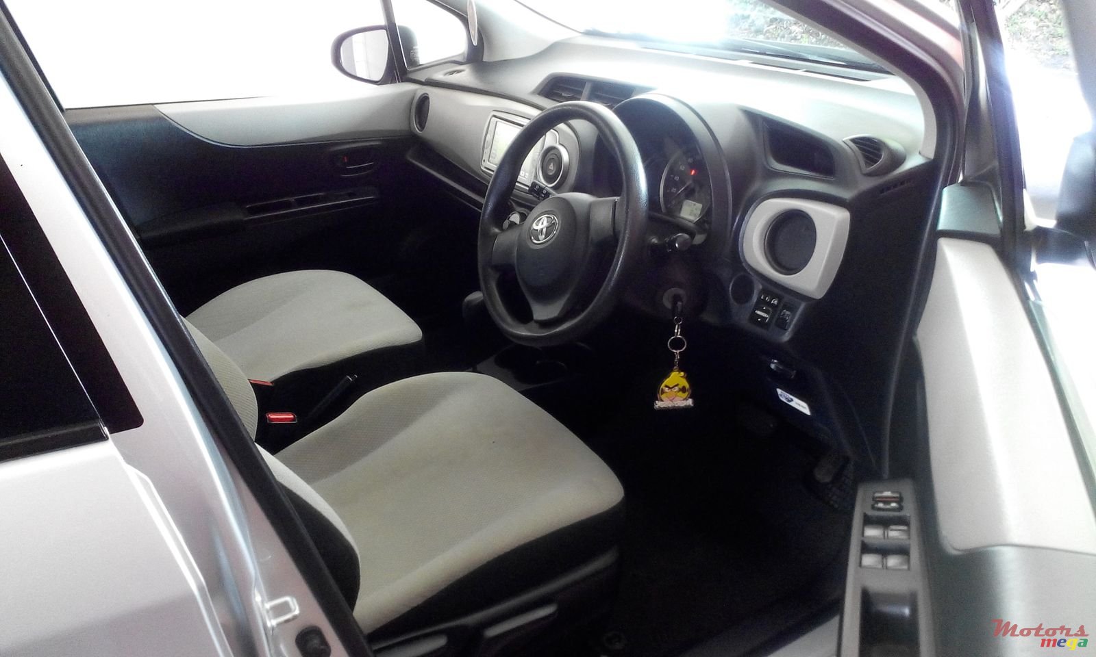 2014' Toyota Vitz photo #3