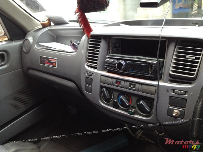 2005' Nissan Urvan E25 photo #3