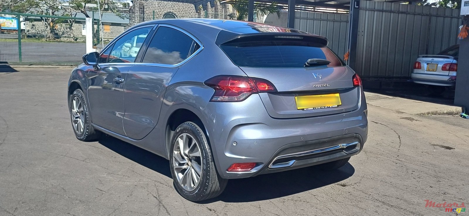 2011' Citroen DS4 photo #3