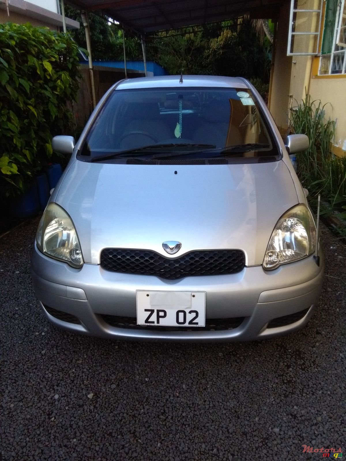 2002' Toyota Vitz photo #1