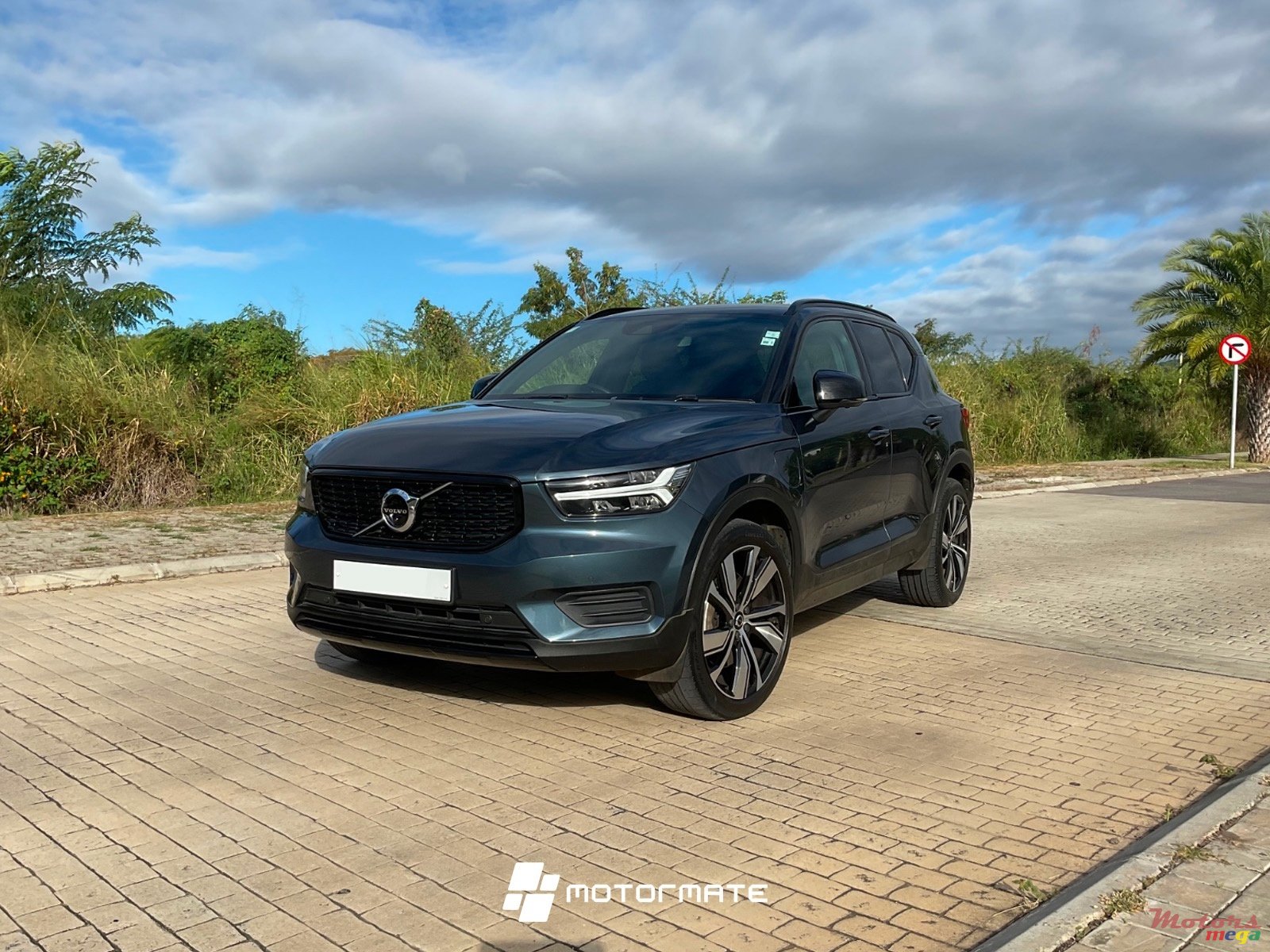 2022' Volvo XC40 RECHARGE photo #2