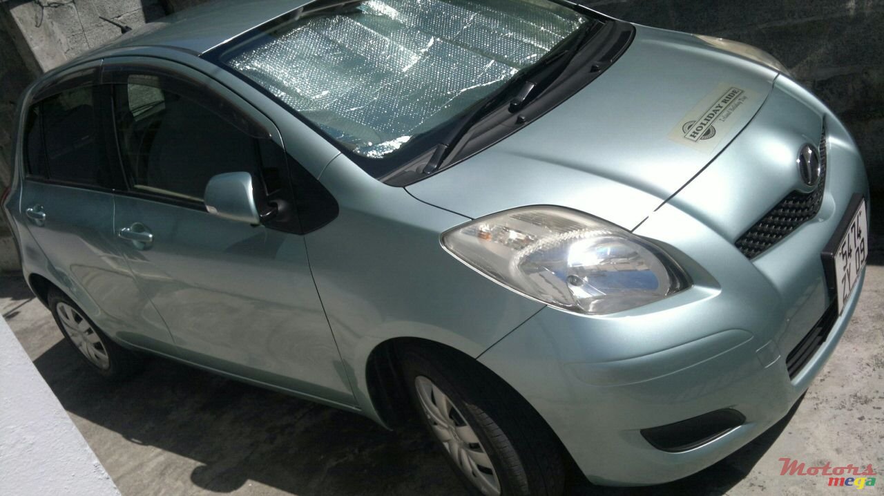 2009' Toyota Vitz photo #1