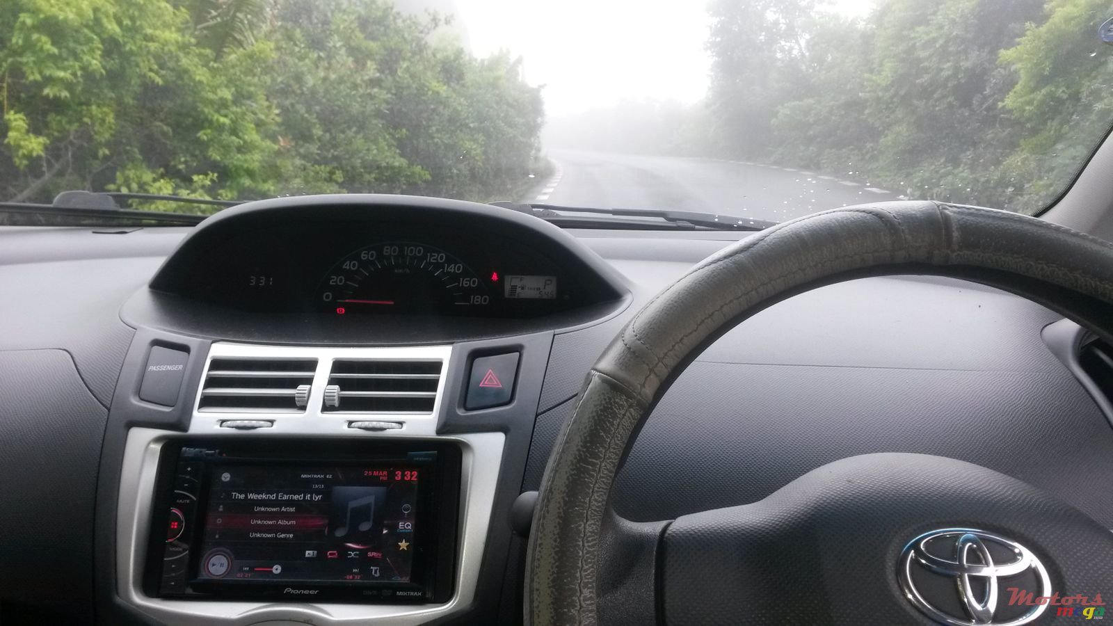 2007' Toyota Vitz photo #2