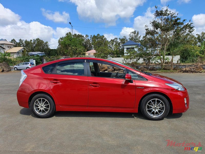 2011' Toyota Prius photo #2