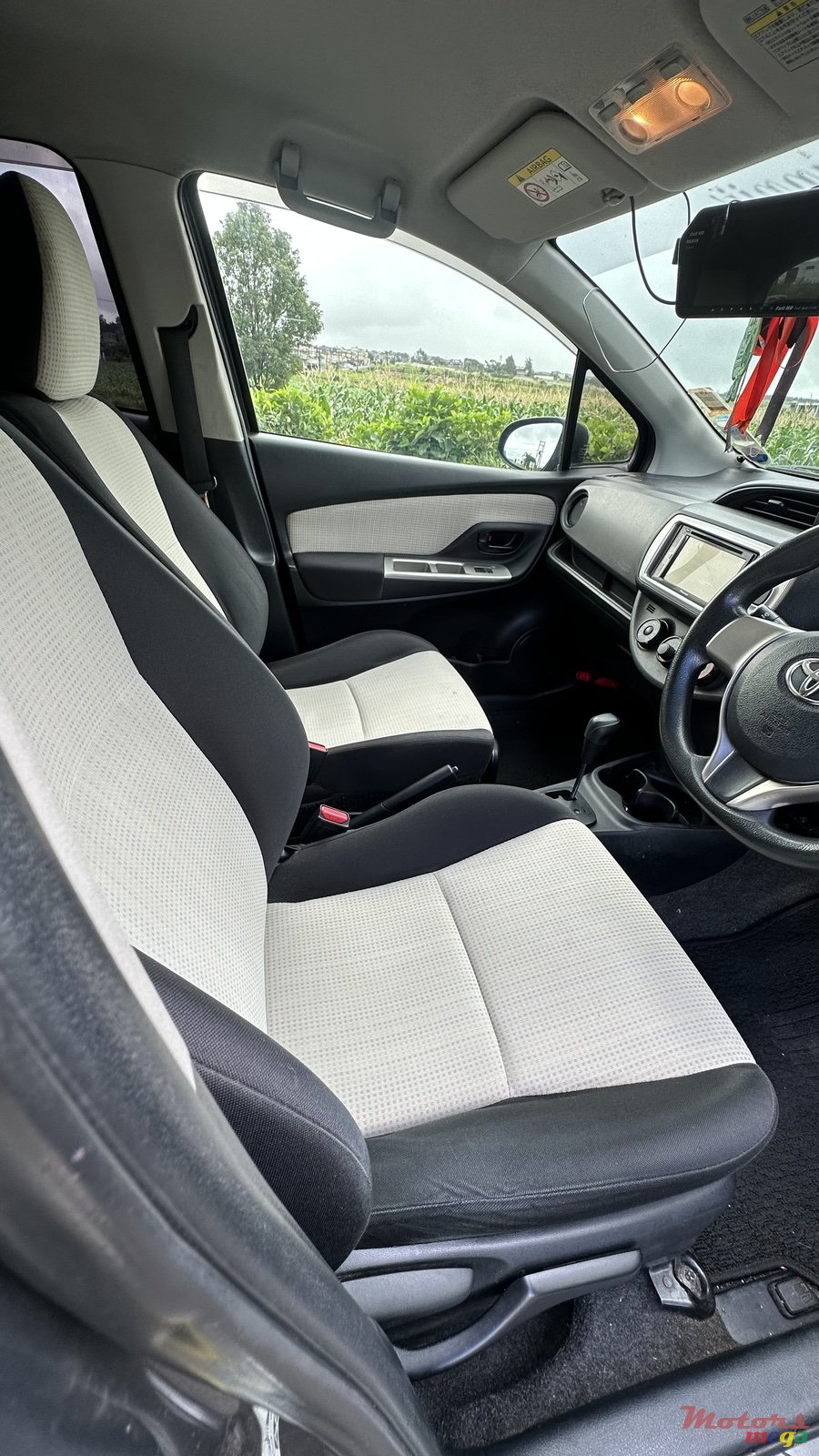 2014' Toyota Vitz 1320cc photo #2