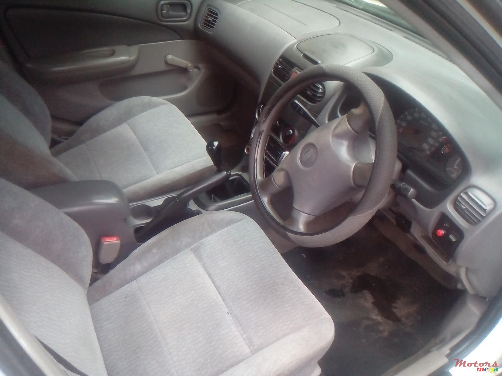 2001' Nissan Sunny photo #1