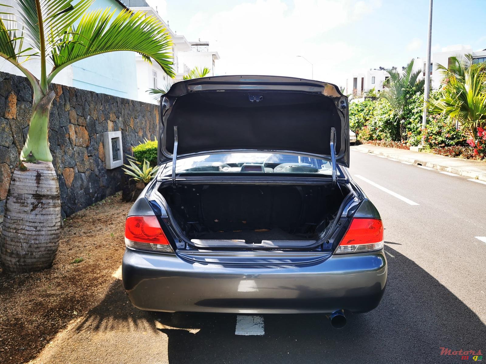 2004' Mitsubishi Lancer GLX photo #6