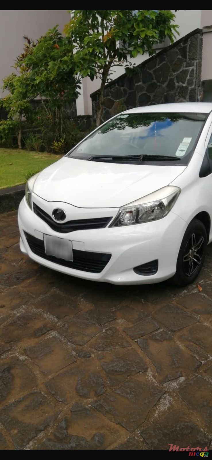 2011' Toyota Vitz photo #2