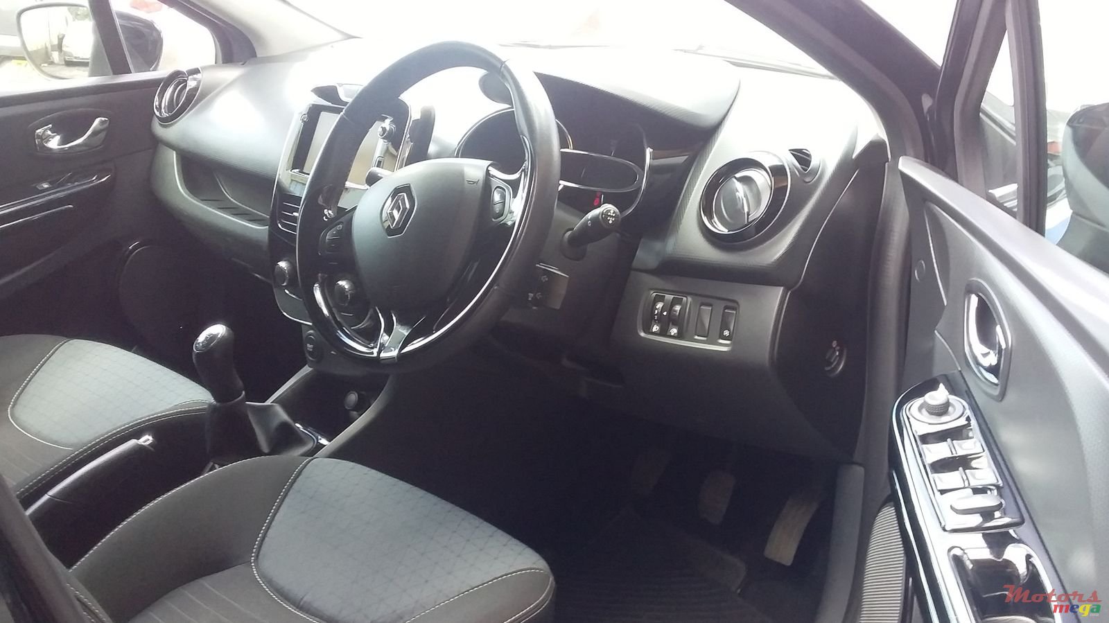 2013' Renault Clio photo #3