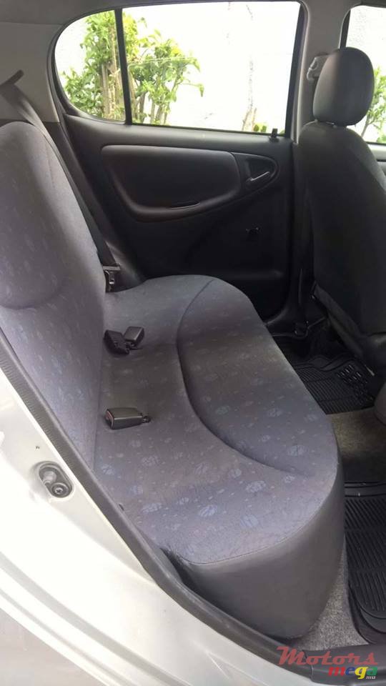 2001' Toyota Vitz photo #3