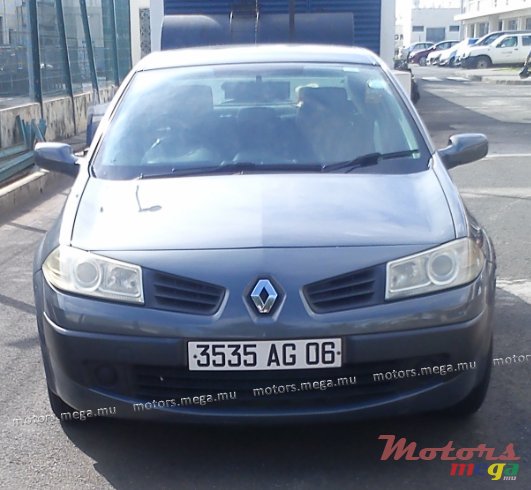 2006' Renault Sedan photo #4