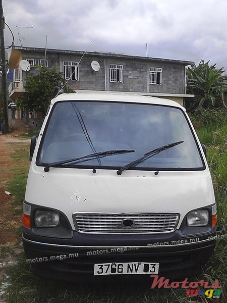 2003' Toyota Hiace photo #1