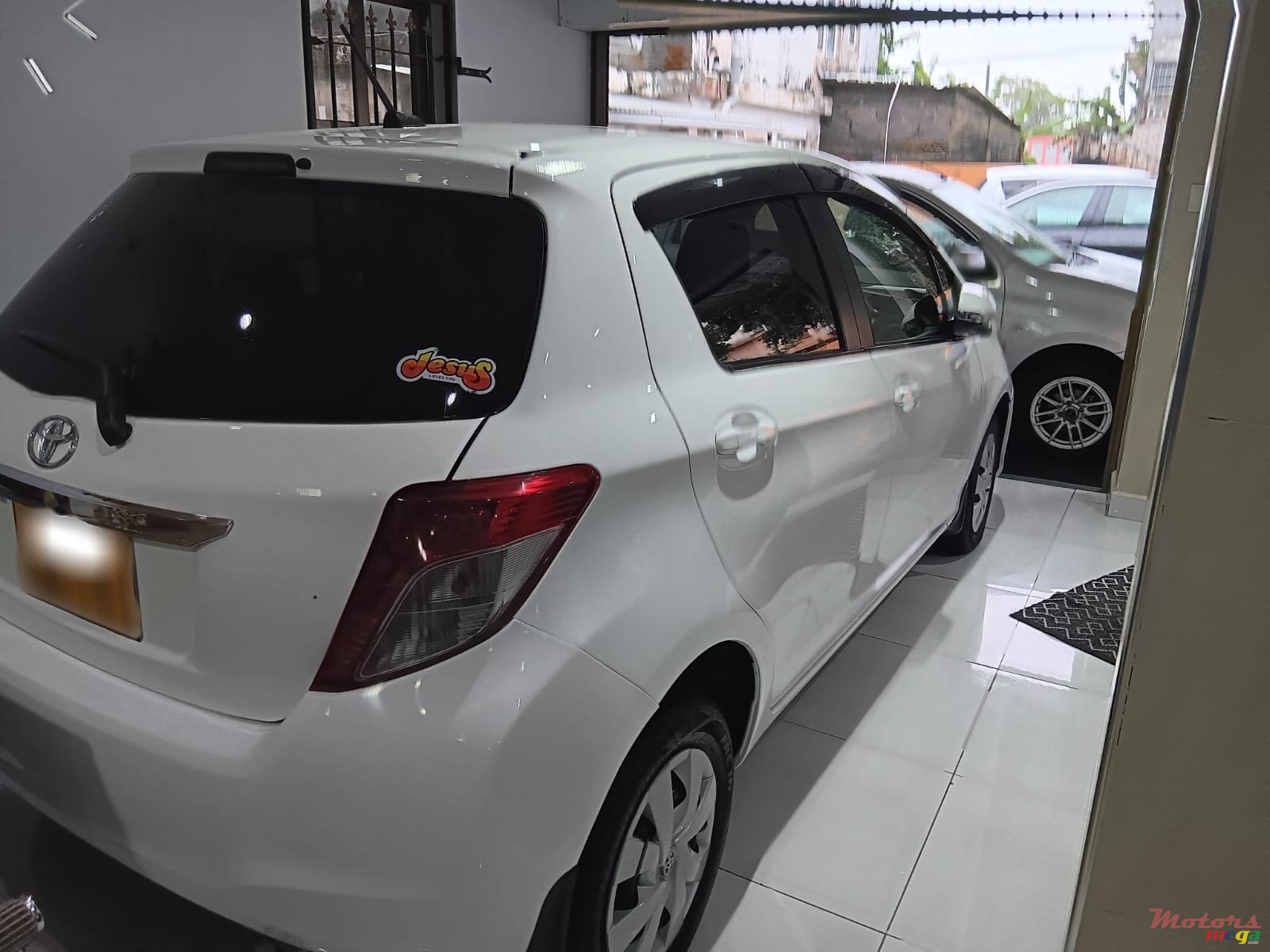 2011' Toyota Vitz photo #3