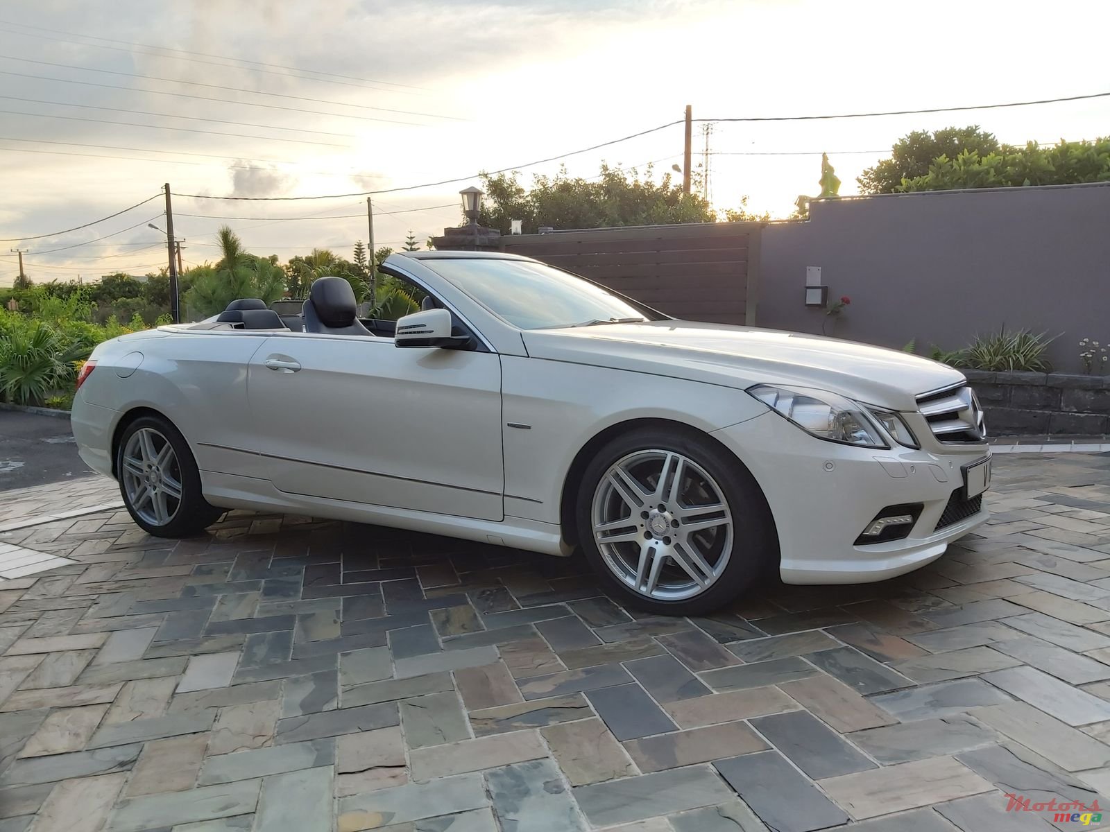 2011' Mercedes-Benz E-Class photo #1