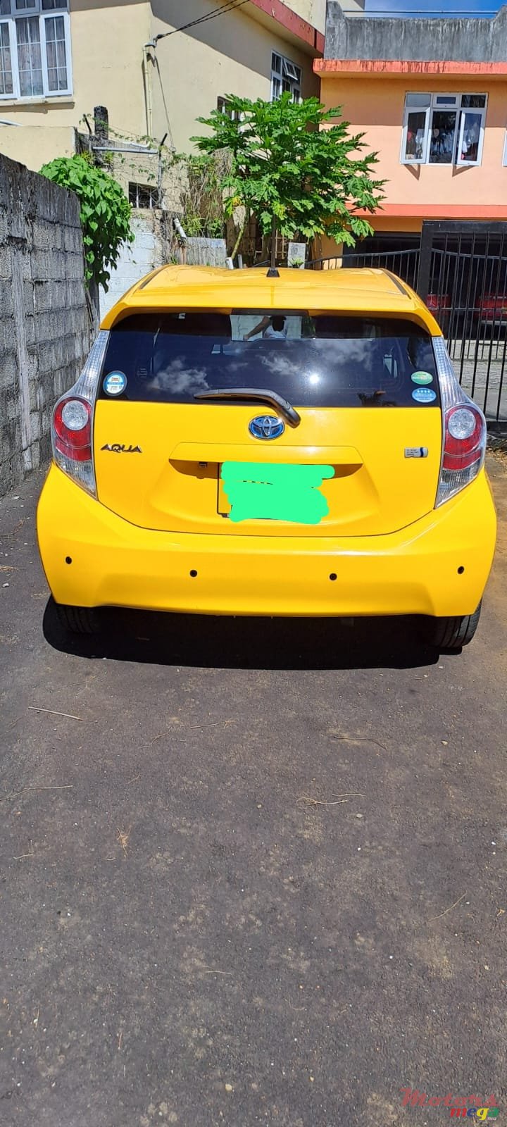 2013' Toyota Aqua photo #2