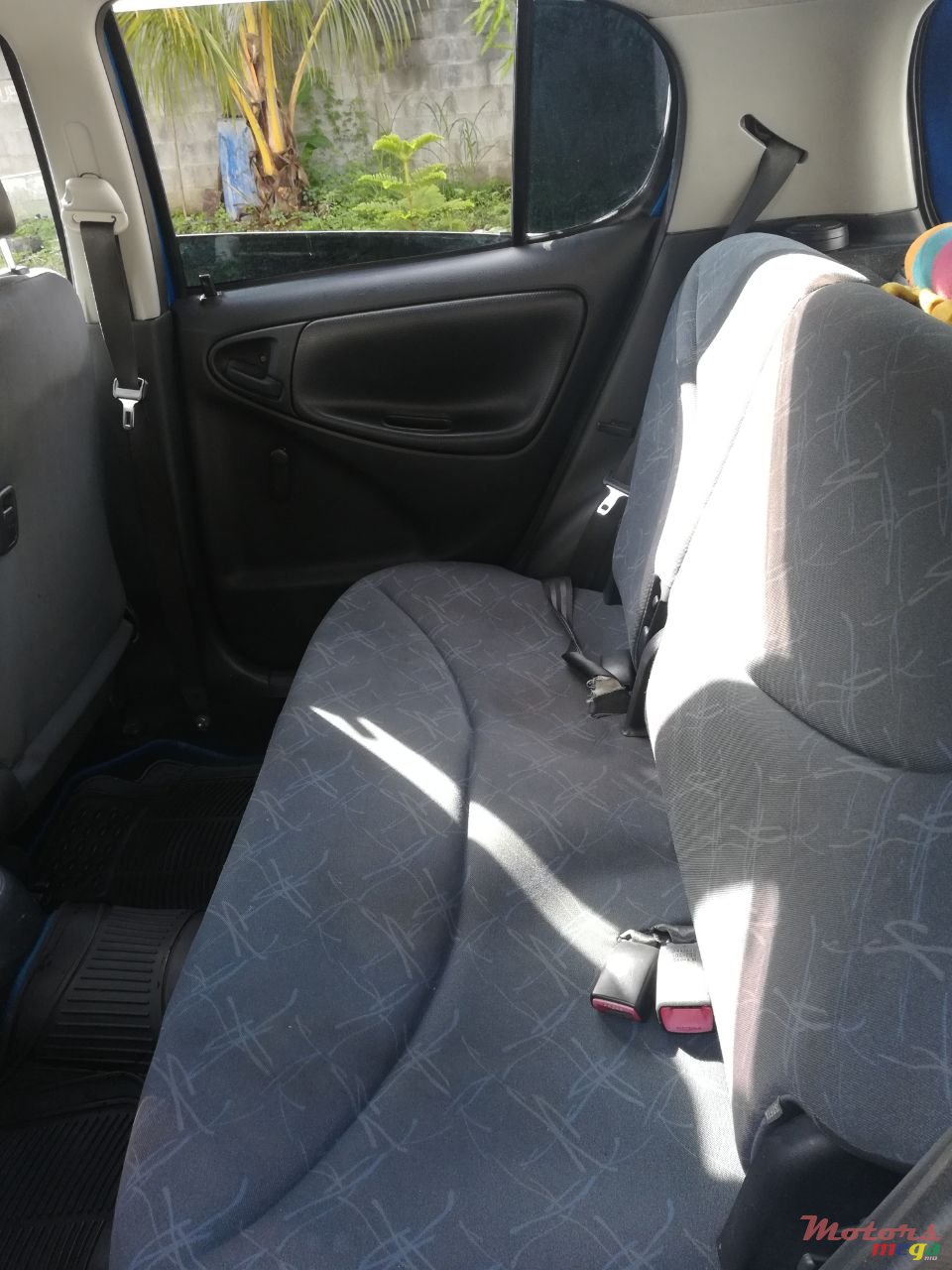 2004' Toyota Vitz photo #3