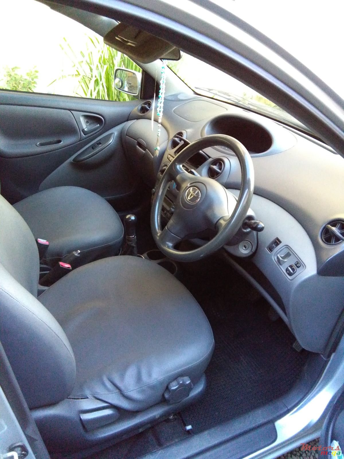 2002' Toyota Vitz photo #3