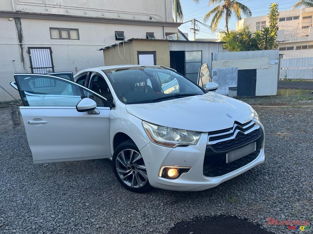 2012' Citroen DS4 photo #1