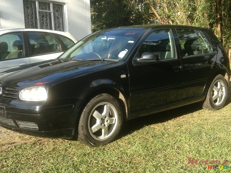 2004' Volkswagen Golf photo #2