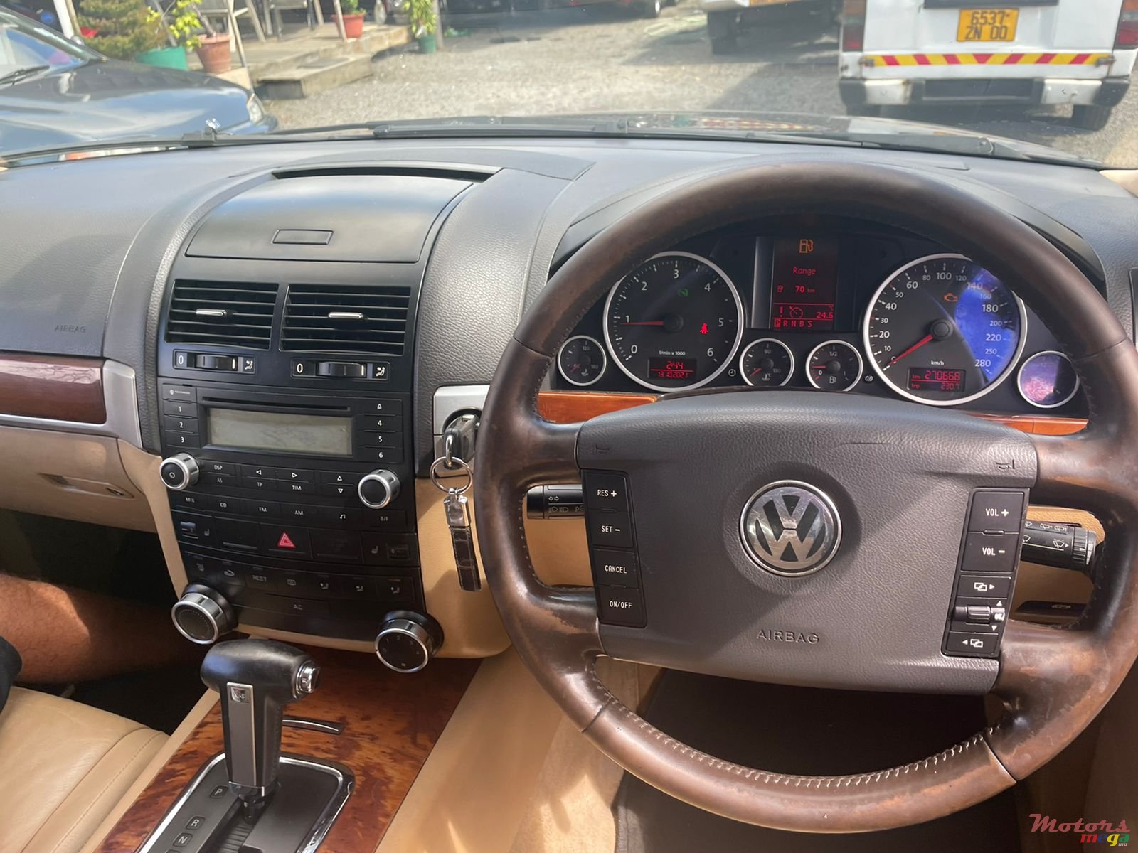 2008' Volkswagen Touareg photo #5