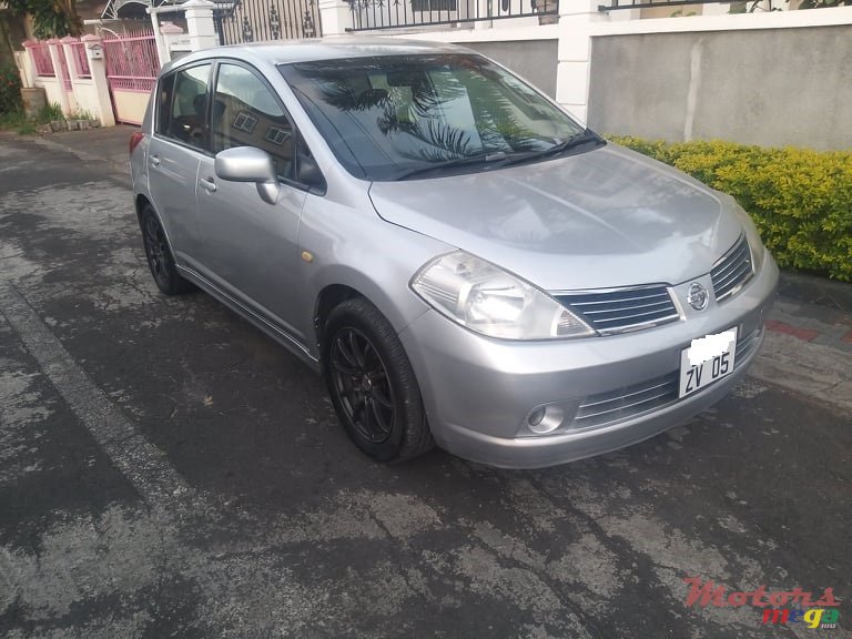 2005' Nissan Tiida photo #2
