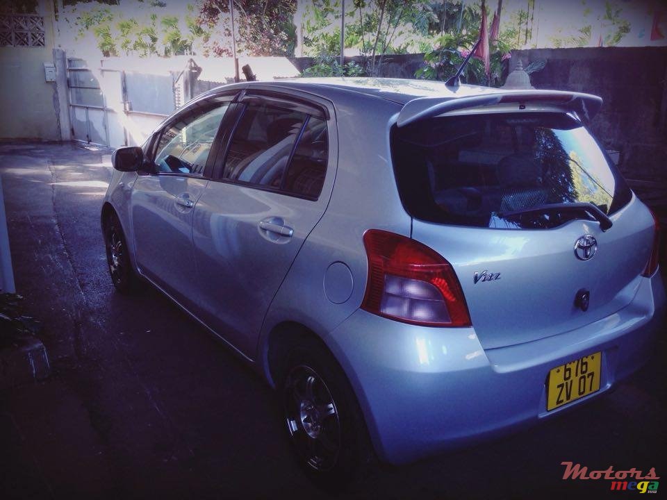 2007' Toyota Vitz photo #1