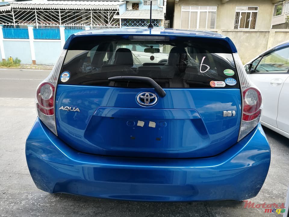 2014' Toyota Prius photo #4