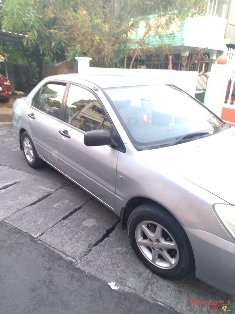 2004' Mitsubishi Lancer photo #2