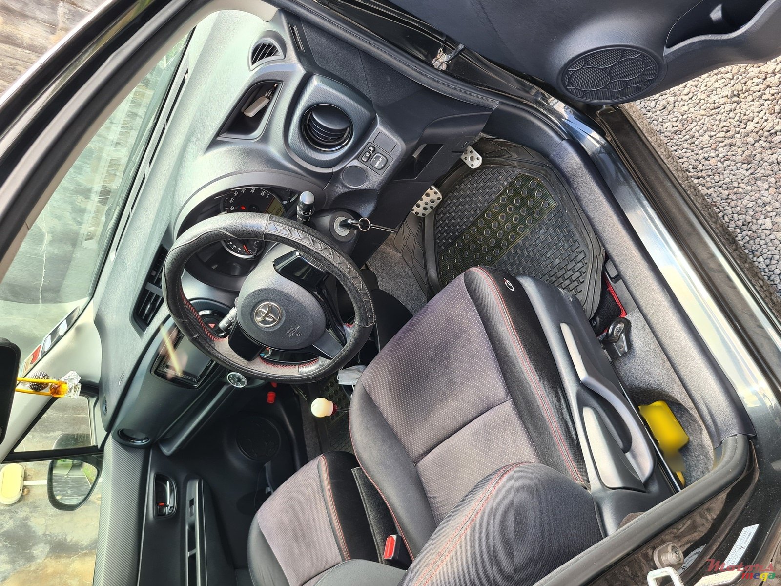 2011' Toyota Vitz RS G's photo #4