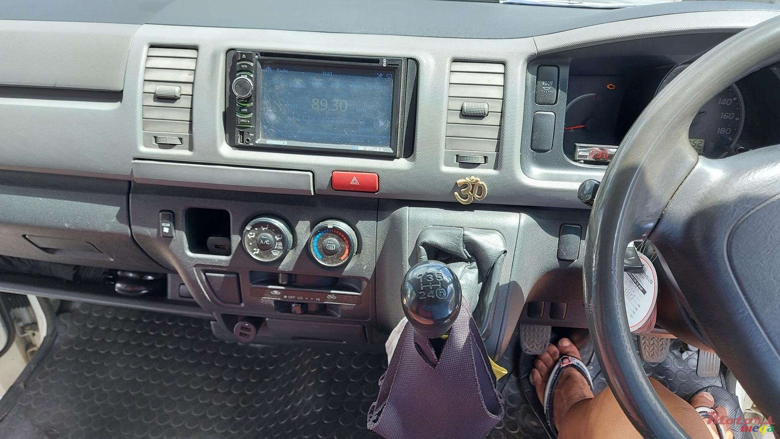 2013' Toyota HiAce photo #2