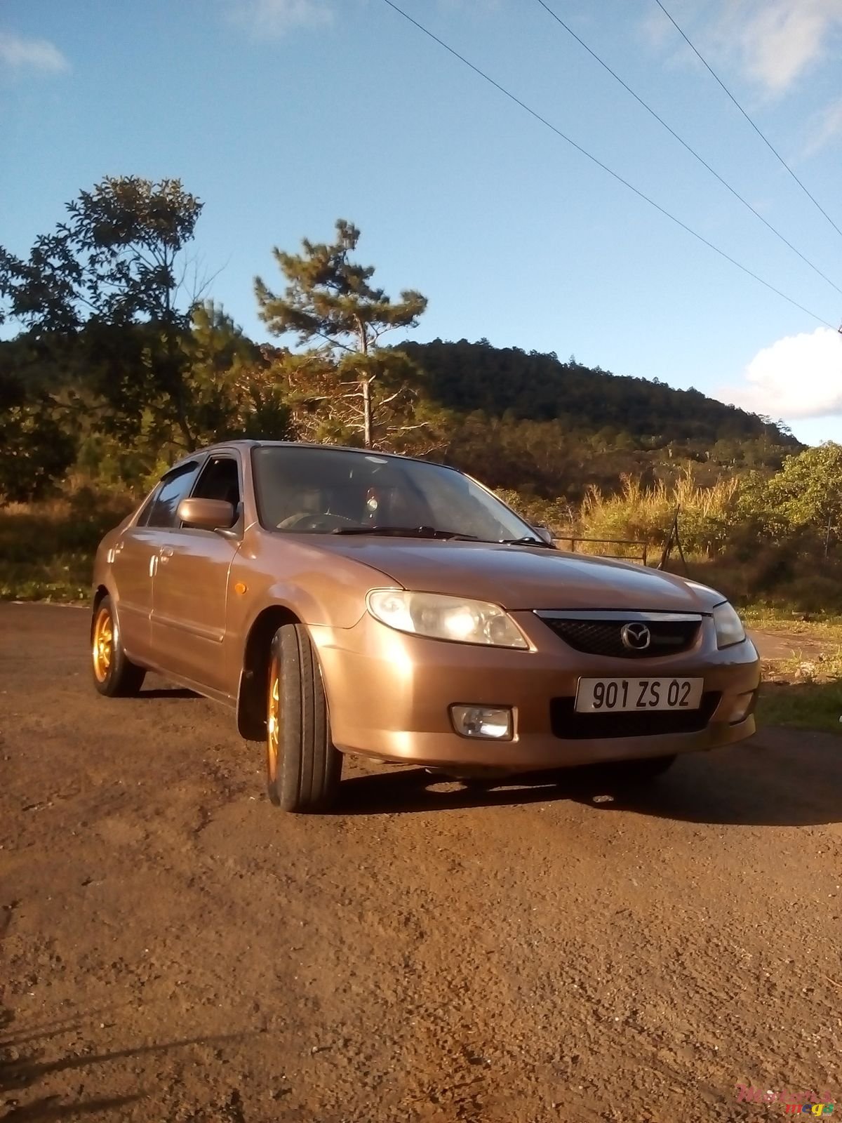 2002' Mazda 323 photo #2