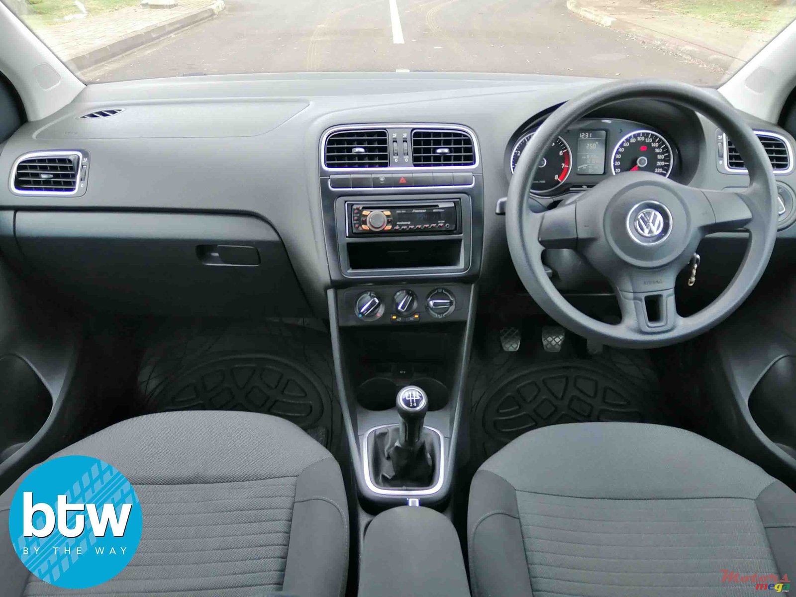 2011' Volkswagen Polo photo #6