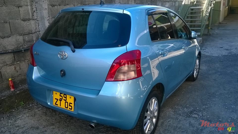 2005' Toyota Vitz photo #2