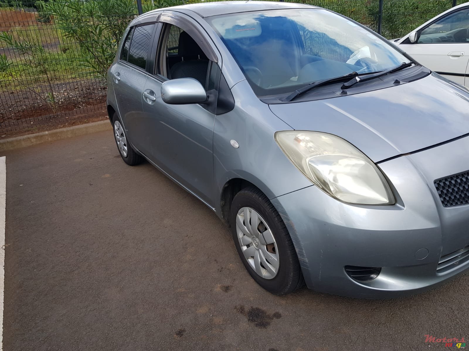 2006' Toyota Vitz photo #2