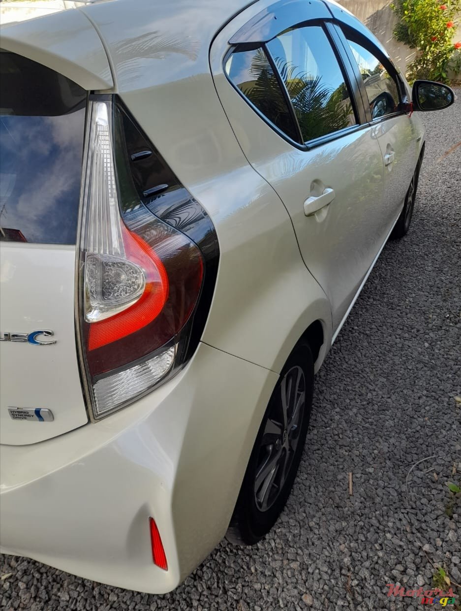 2019' Toyota Prius c photo #3