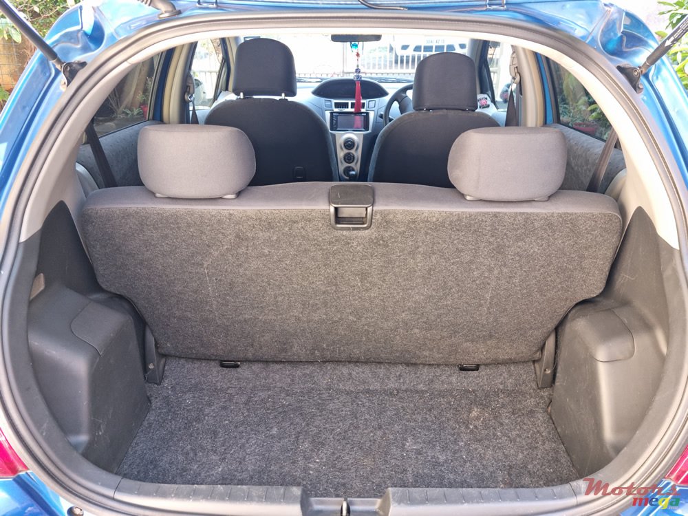 2009' Toyota Vitz photo #5