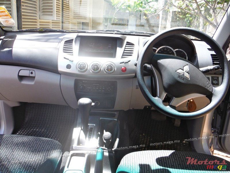 2013' Mitsubishi L300 photo #3