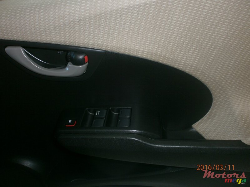 2012' Honda Fit hybrid photo #7