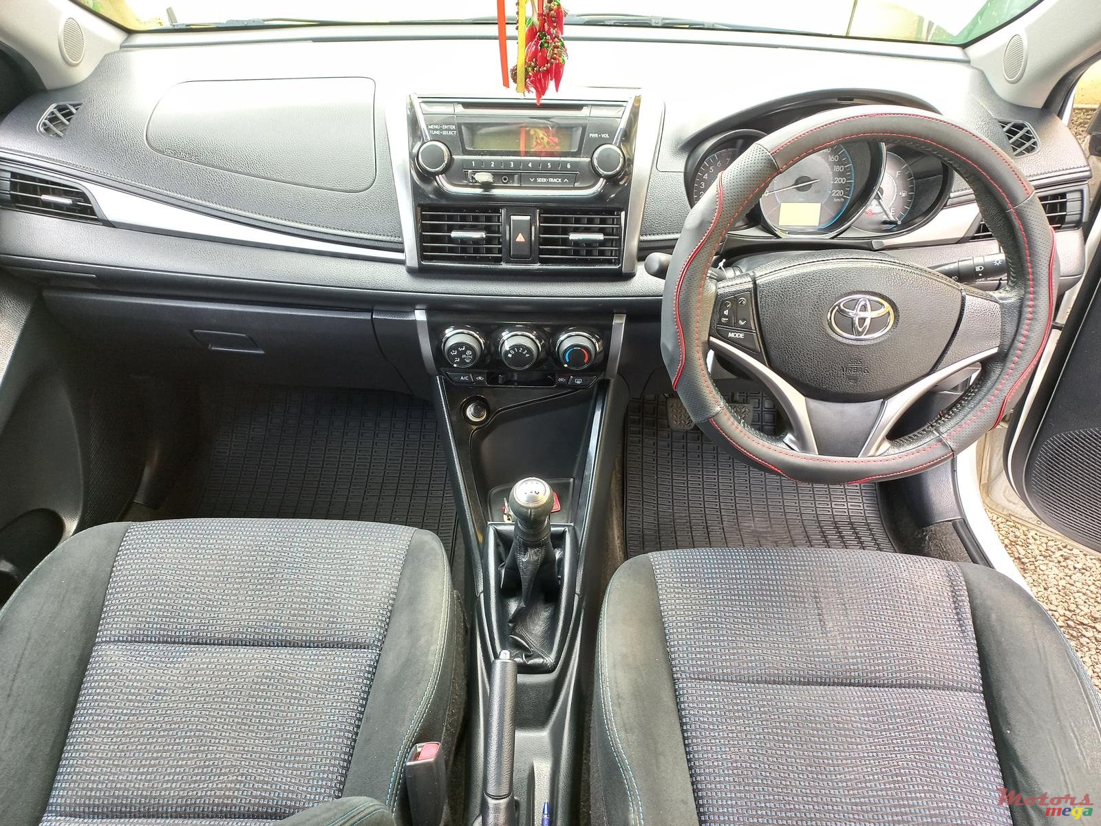 2014' Toyota Yaris Manual 1300cc photo #3