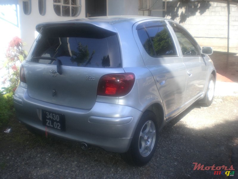 2002' Toyota Vitz photo #2