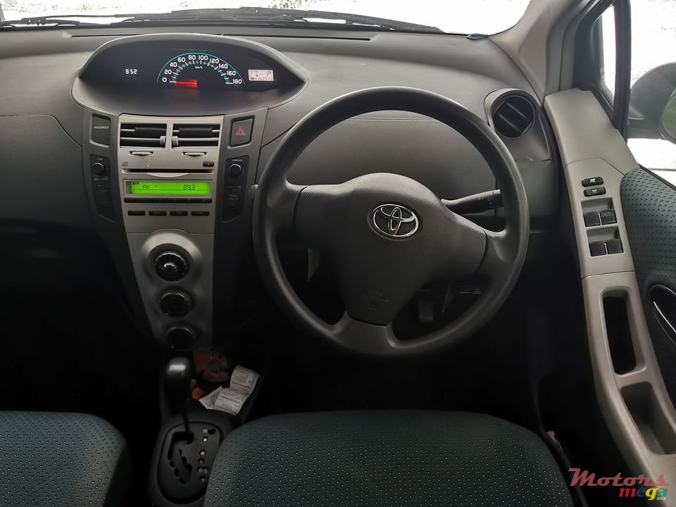 2005' Toyota Vitz photo #6