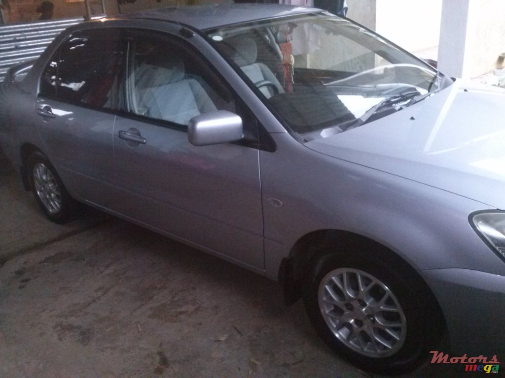 2004' Mitsubishi Lancer photo #3