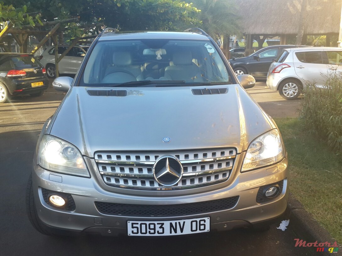 2006' Mercedes-Benz 280 ML photo #2