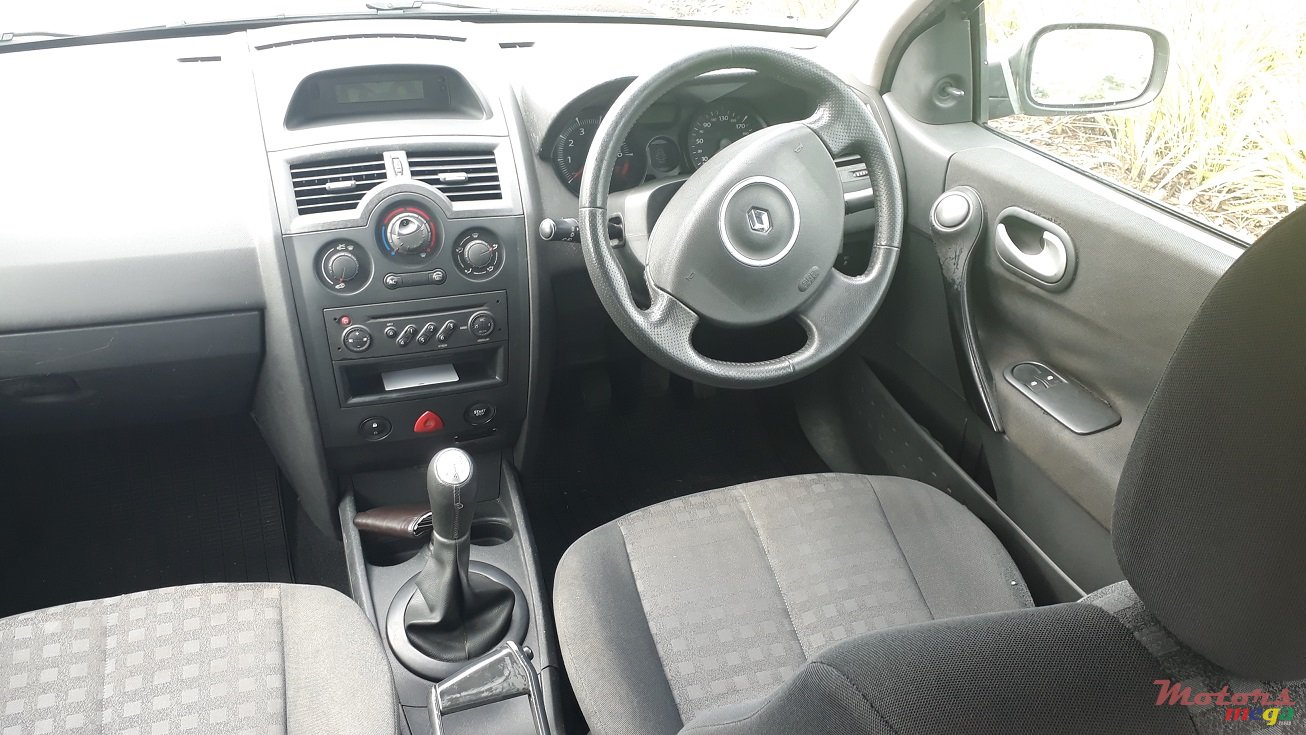 2008' Renault Megane photo #5